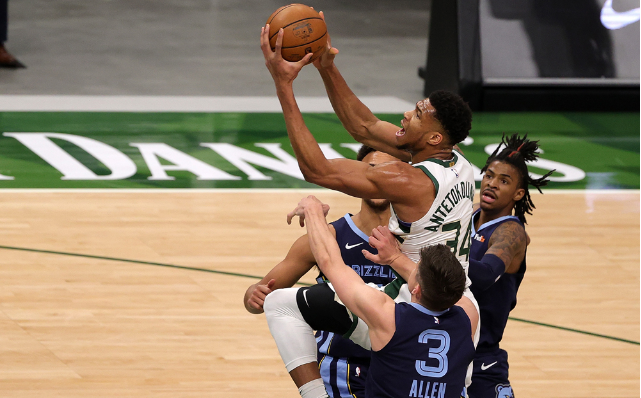  字母哥伤愈复出狂砍五十分屠雄鹿  